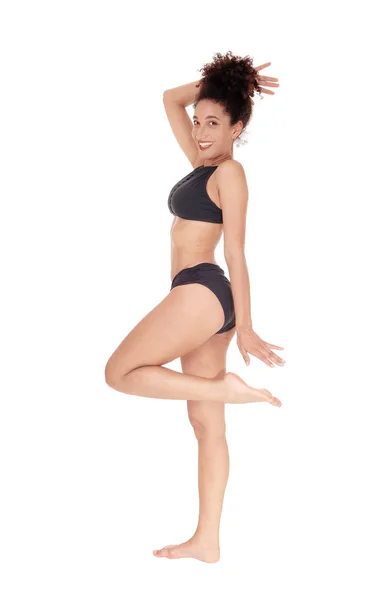 Tall mooie multi-raciale vrouw staande in een bikini — Stockfoto