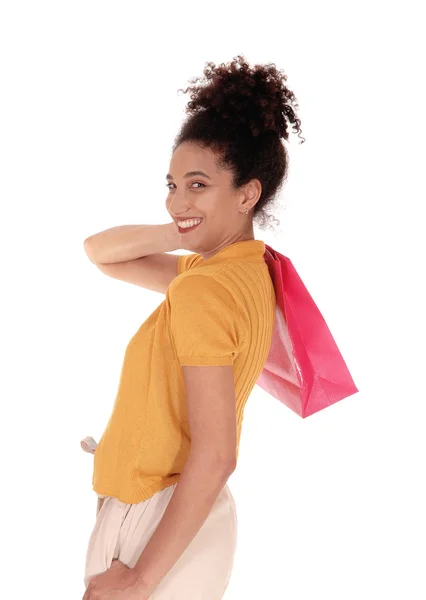 Una donna felice multi-razziale con la sua shopping bag — Foto Stock