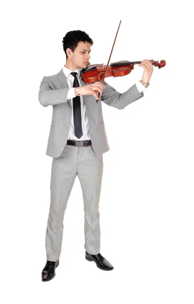 Uma imagem de corpo inteiro do jovem tocando violino — Fotografia de Stock