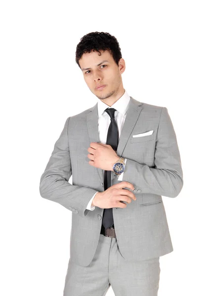 Hombre de negocios de pie relajado es un traje gris de la mitad de longitud — Foto de Stock