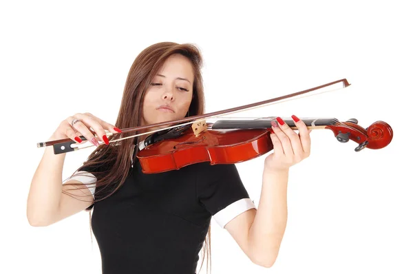 Uma jovem de pé de perto tocando violino — Fotografia de Stock