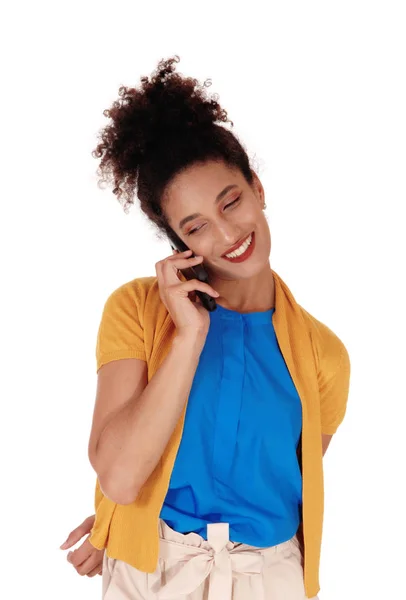 En närbild bild av en ung kvinna pratar på hennes telefon — Stockfoto