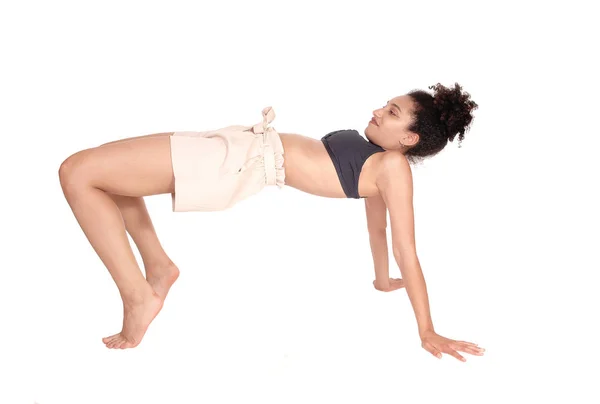 Slanke jonge vrouw die een brug bouwt met haar lichaam — Stockfoto