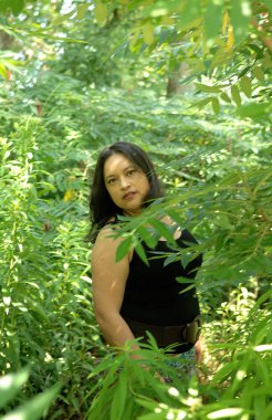 Ormanda dikilen kadın. 