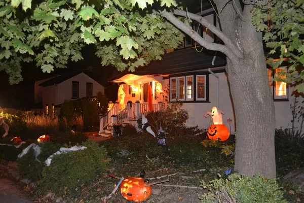 Cadılar Bayramı dekorasyonu ile gece bir evin görüntüsü