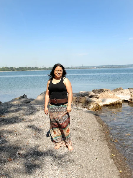 Mooie jonge vrouw staande op het Lake Ontario — Stockfoto
