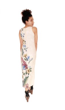 Uzun bir yazlık elbise yle arkadan duran güzel kadın