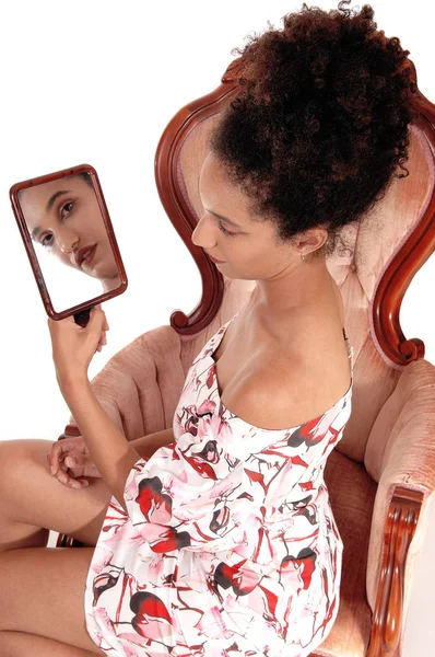 Mooie vrouw op zoek naar een handheld spiegel — Stockfoto