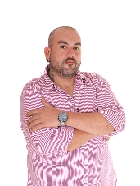 Kolu çapraz la dinlenen genç adam