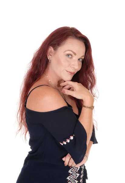 Lächelnde schöne Frau mit roten Haaren — Stockfoto