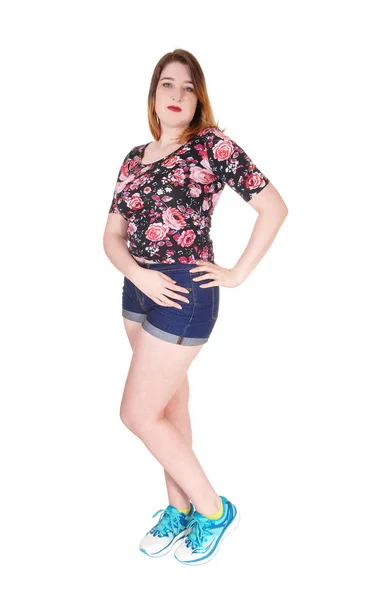 Vacker ung kvinna stående i shorts — Stockfoto