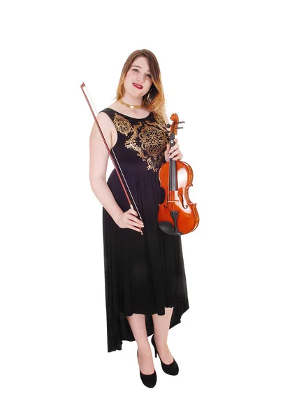 Femme debout en robe longue tenant son violon — Photo