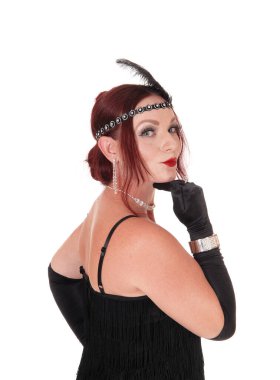 Arkadan siyah elbiseli bir kadının portresi.