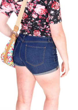 Şortlu genç bir kadının arkası.