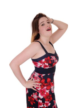 Renkli elbiseler içinde güzel bir kadın, bir eli başının üstünde.