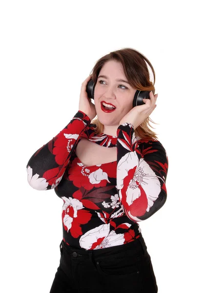Vrouw luisteren naar muziek met headset — Stockfoto