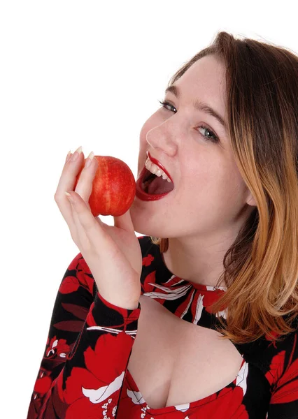 Närbild av en vacker kvinna som håller i ett rött äpple — Stockfoto
