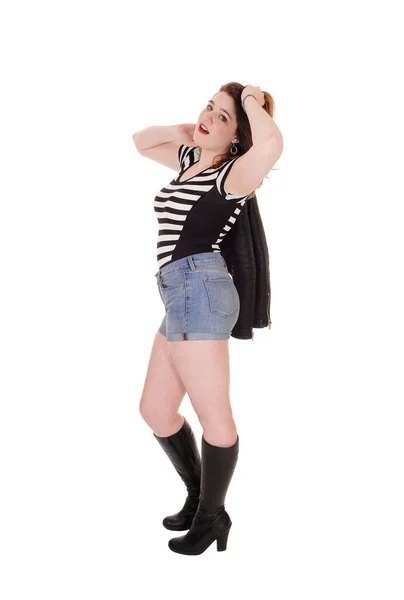 Piękna młoda kobieta stojąca z profilem w szortach — Zdjęcie stockowe