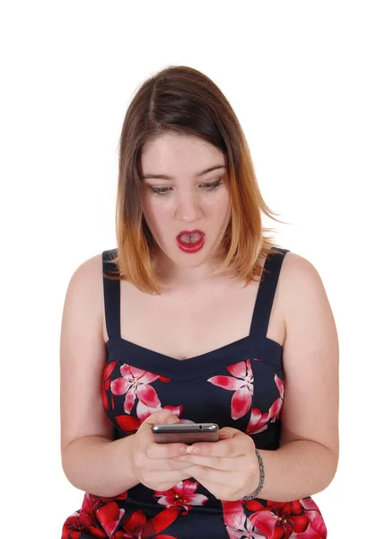 Les femmes sont effrayées par le message sur son téléphone — Photo