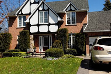 Güneşli bir günde piknik yapan güzel, eski bir evin yakın çekimi.