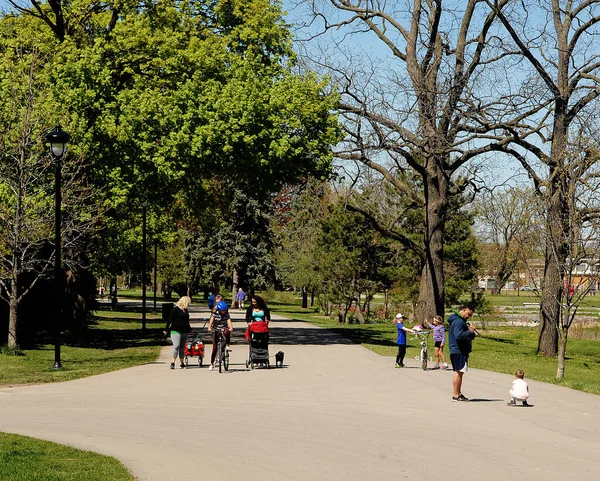 Einem Sonnigen Tag Spazieren Einige Familien Mit Ihren Kindern Park — Stockfoto