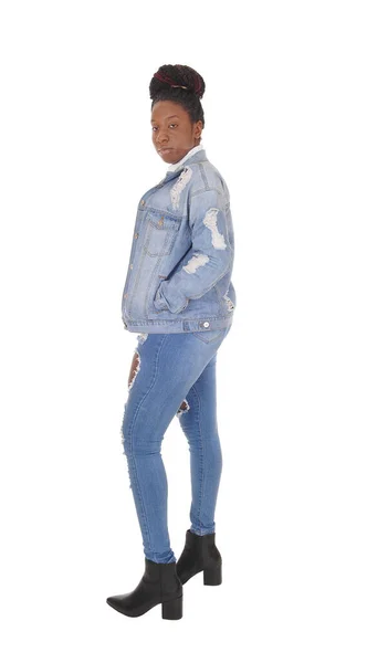 一个年轻的非裔美国女人站在撕破的牛仔裤和 — 图库照片