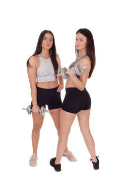 Studi 'de spor kıyafetleri içinde duran iki güzel genç kadın.