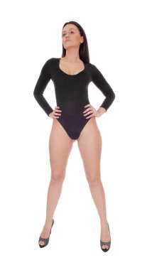 Siyah takım elbiseli ve uzun bacaklı güzel bir kadın.