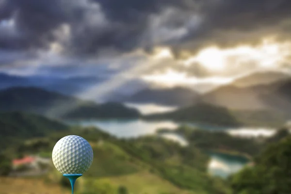 Renderowania Ball Golf Tee Nad Niewyraźne Zielony — Zdjęcie stockowe