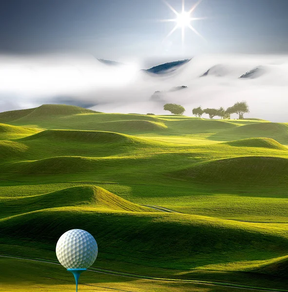 Die Darstellung Des Golfballs Auf Dem Abschlag Über Einem Verschwommenen — Stockfoto