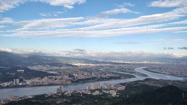 新台北市观音山 2018年7月17日 观音峰强硬的家伙美丽的山和河景色 — 图库照片