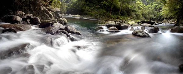 Imagem Uma Pequena Cachoeira Rio Natureza — Fotografia de Stock