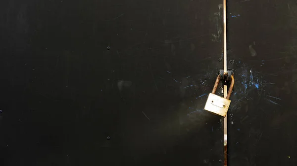 Old Iron Door Securely Locked — Stock Photo, Image