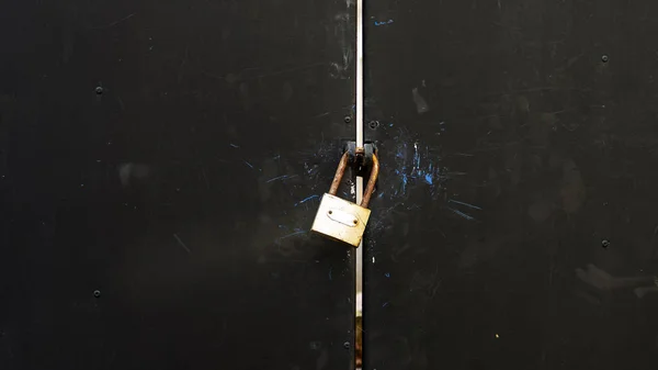 Old Iron Door Securely Locked — Stock Photo, Image