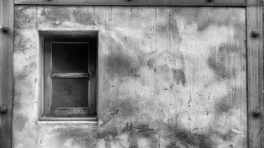 Kırmızı pencere kahverengi ahşap duvar. Eski geleneksel evdeki renkli pencerenin ayrıntıları.