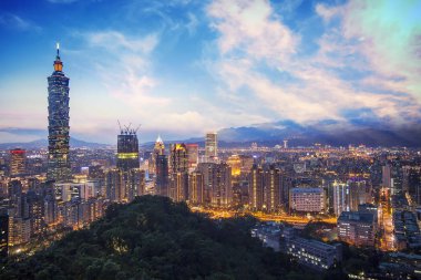 Taipei, Tayvan - 24 Aralık 2017: Taipei 101 bina ve Taipei city Tayvan üzerinde 14 Aralık 2017 sahne. Fotoğraf fil dağ, Taipei tepesinden alınmıştır