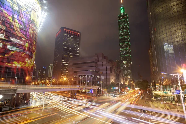 信義路 2018 夜光台北 101 の街並み超高層ビル通りで光トライアル — ストック写真