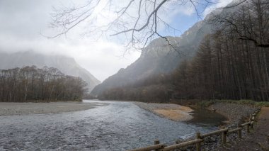 Nagano, Japonya, Kuzey Japonya Alpleri'nde Kamikochi Milli Parkı. Güzel dağ nehir ile sonbahar yaprak