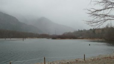 Nagano, Japonya, Kuzey Japonya Alpleri'nde Kamikochi Milli Parkı. Güzel dağ nehir ile sonbahar yaprak