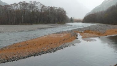 Nagano, Japonya, Kuzey Japonya Alpleri'nde Kamikochi Milli Parkı. Güzel dağ nehir ile sonbahar yaprak