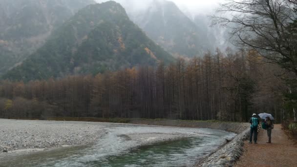 長野県の北アルプスの上高地の国立公園 川と紅葉の美しい山 — ストック動画
