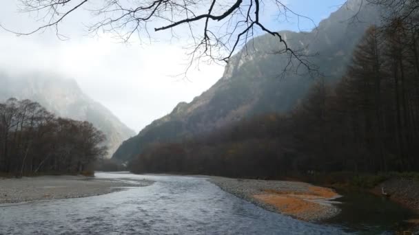 日本长野县北阿尔卑斯山上高地国家公园 秋天的叶子与河美丽的山 — 图库视频影像