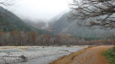Nagano, Japonya, Kuzey Japonya Alpleri'nde Kamikochi Milli Parkı. Güzel dağ nehir ile sonbahar yaprak