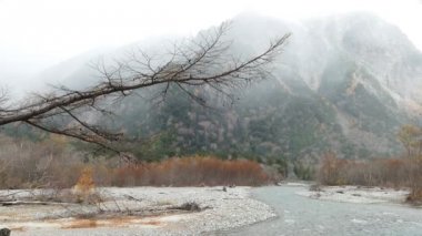Nagano, Japonya, Kuzey Japonya Alpleri'nde Kamikochi Milli Parkı. Güzel dağ nehir ile sonbahar yaprak