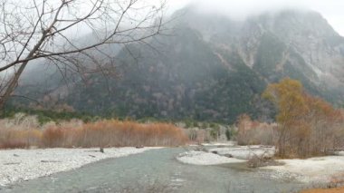 Nagano, Japonya, Kuzey Japonya Alpleri'nde Kamikochi Milli Parkı. Güzel dağ nehir ile sonbahar yaprak