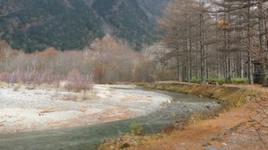 Nagano, Japonya, Kuzey Japonya Alpleri'nde Kamikochi Milli Parkı. Güzel dağ nehir ile sonbahar yaprak