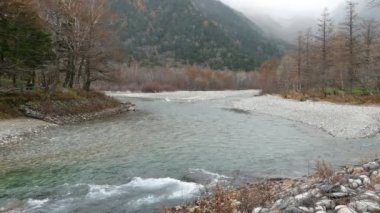 Nagano, Japonya, Kuzey Japonya Alpleri'nde Kamikochi Milli Parkı. Güzel dağ nehir ile sonbahar yaprak