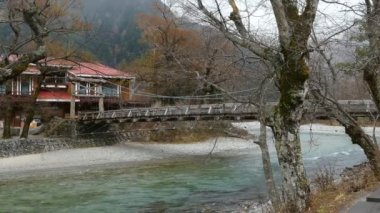 Nagano, Japonya, Kuzey Japonya Alpleri'nde Kamikochi Milli Parkı. Güzel dağ nehir ile sonbahar yaprak