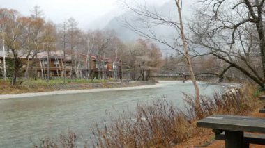 Nagano, Japonya, Kuzey Japonya Alpleri'nde Kamikochi Milli Parkı. Güzel dağ nehir ile sonbahar yaprak