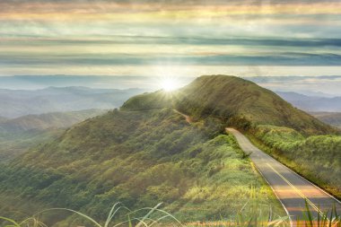 Güzel bir yol, gün doğumuyla Colud ve güzel bir renkle